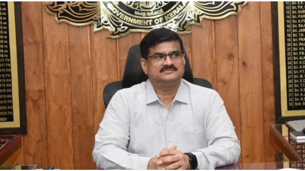 കനത്ത മഴക്കിടെ കളക്ടർ പ്രഖ്യാപിക്കും മുമ്പേ വ്യാജൻമാ‍ർ അവധി പ്രഖ്യാപിച്ചു, കർശന നടപടിയെന്ന് മലപ്പുറം കളക്ടർ