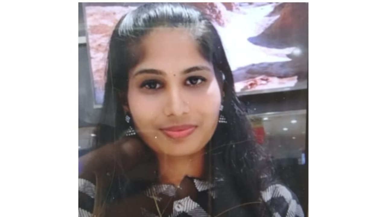 അമിത വേഗത്തിലെത്തിയ ടോറസ് ലോറി സ്കൂട്ടറിന്റെ പിന്നിലിടിച്ചു; യുവതിക്ക് ദാരുണാന്ത്യം അമിത വേഗത്തിലെത്തിയ ടോറസ് ലോറി സ്കൂട്ടറിന്റെ പിന്നിലിടിച്ചു; യുവതിക്ക് ദാരുണാന്ത്യം