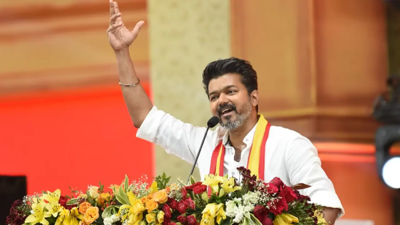 ചെന്നൈ പ്രളയം: 300 കുടുംബങ്ങൾക്ക് സഹായം വിതരണം ചെയ്ത് വിജയ്; ദുരിതാശ്വാസത്തിൽ സജീവമായി ടിവികെ അംഗങ്ങൾ ചെന്നൈ പ്രളയം: 300 കുടുംബങ്ങൾക്ക് സഹായം വിതരണം ചെയ്ത് വിജയ്; ദുരിതാശ്വാസത്തിൽ സജീവമായി ടിവികെ അംഗങ്ങൾ