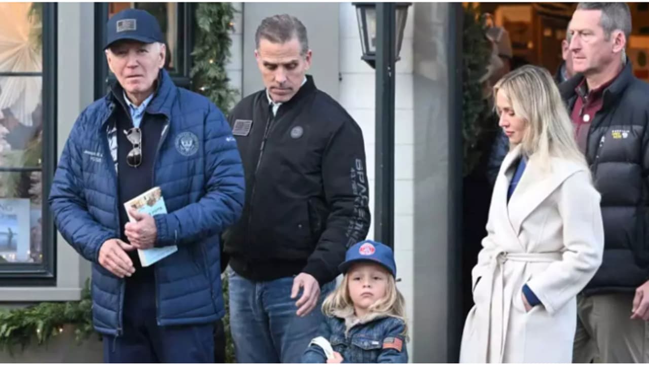 ബൈഡന്‍റെ കയ്യിലെ പുസ്തകം ശ്രദ്ധിച്ചോ? ബ്ലാക്ക് ഫ്രൈഡേയിൽ ബൈഡൻ വാങ്ങിയത് ഇസ്രയേൽ ക്രൂരത വിവരിക്കുന്ന പുസ്തകം