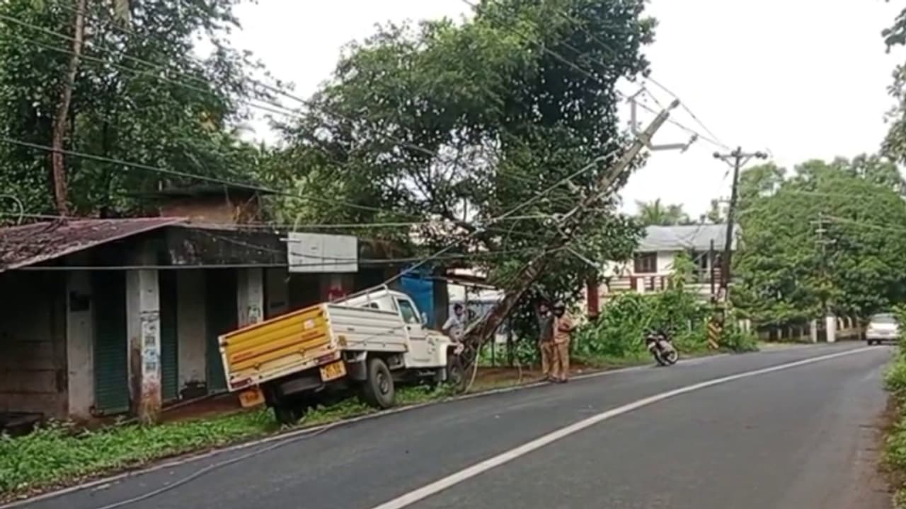 നിയന്ത്രണം വിട്ട പിക്കപ്പ് വാൻ വൈദ്യുതി പോസ്റ്റിലേക്ക് ഇടിച്ചുകയറി, അപകടമൊഴിവായത് തലനാരിഴയ്ക്ക്