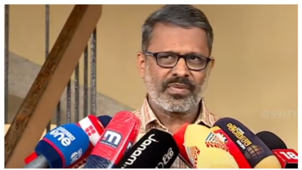 പൊലീസുകാരുടെ ചെരുപ്പ് തേഞ്ഞ കഥയുണ്ട് ശമ്പളം ആർഎസ്എസ് കാര്യാലയത്തിൽ നിന്നല്ല; രൂക്ഷ വിമർശനവുമായി സിപിഎം നേതാവ്