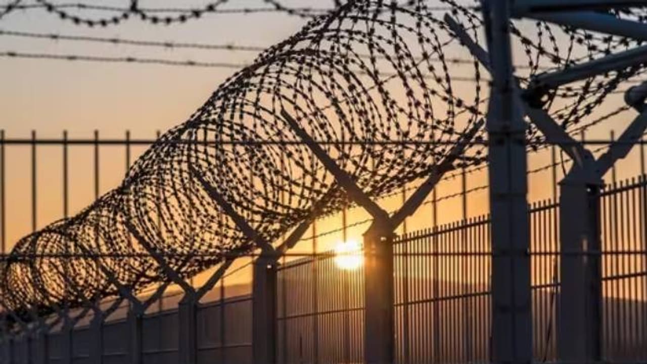 കുപ്രസിദ്ധമായ ജയിലിൽ സ്വയം തീകൊളുത്തി തടവുകാരുടെ ആത്മഹത്യാശ്രമം, പ്രതികരണവുമായി അധികൃതർ