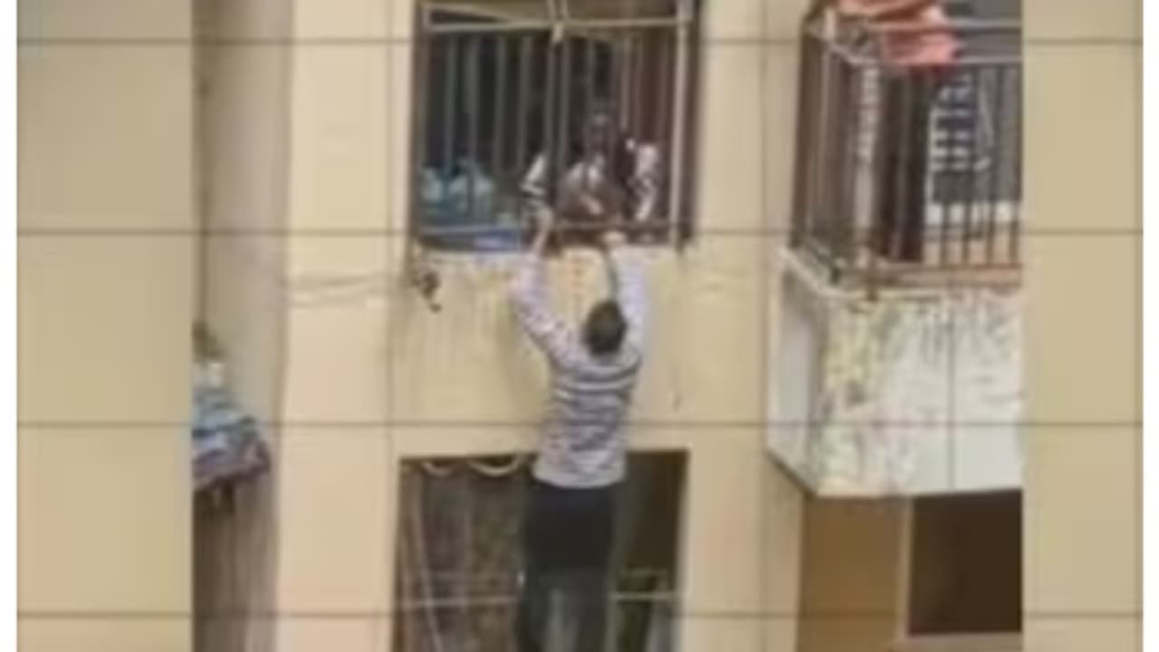 പൊലീസ് അന്വേഷിച്ചെത്തിയപ്പോൾ 10 ാം നിലയിൽ നിന്ന് ചാടാൻ ശ്രമം; കൈവരിയിൽ തുങ്ങിക്കിടന്നതോടെ രക്ഷാപ്രവർത്തനം പൊലീസ് അന്വേഷിച്ചെത്തിയപ്പോൾ 10 ാം നിലയിൽ നിന്ന് ചാടാൻ ശ്രമം; കൈവരിയിൽ തുങ്ങിക്കിടന്നതോടെ രക്ഷാപ്രവർത്തനം