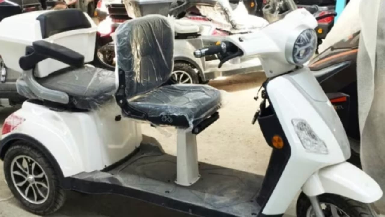 ബാലൻസിംഗ് ഈസി, സോഫാ സീറ്റും മോഹവിലയും! വിദ്യാർത്ഥികൾക്കും വയോധികർക്കും ഈസിയായി ഓടിക്കാം ഈ സ്കൂട്ടർ! ബാലൻസിംഗ് ഈസി, സോഫാ സീറ്റും മോഹവിലയും! വിദ്യാർത്ഥികൾക്കും വയോധികർക്കും ഈസിയായി ഓടിക്കാം ഈ സ്കൂട്ടർ!