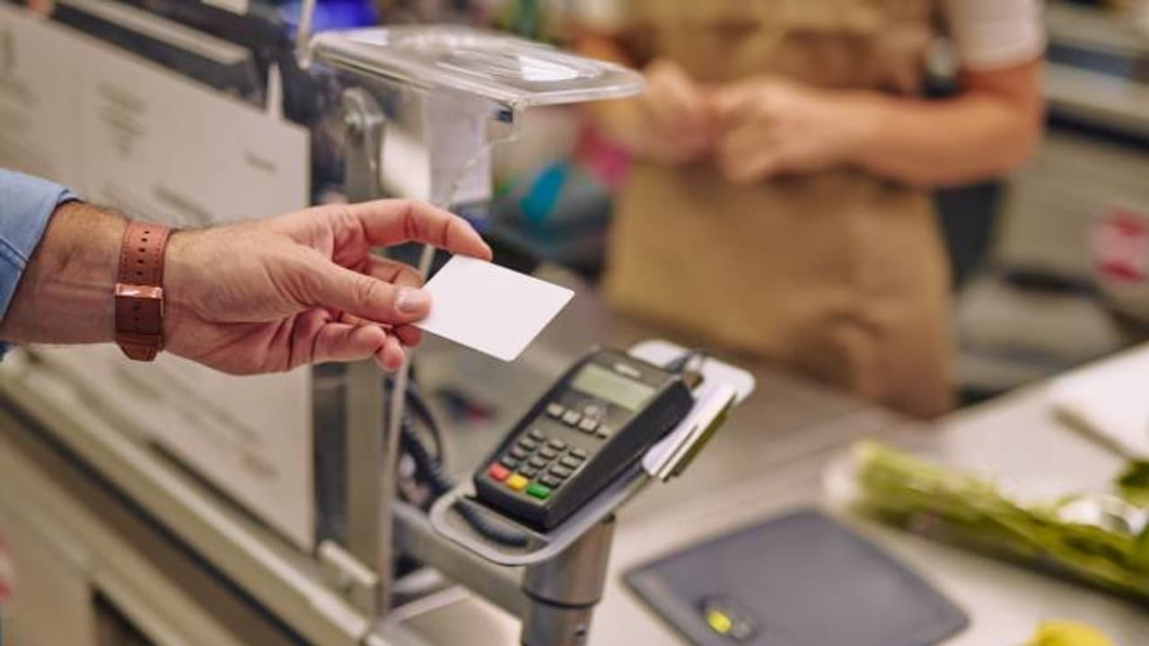 എന്റമ്മോ എന്തൊരു ഭാ​ഗ്യം; ഒഴിവുദിവസം ജോലിക്ക് പോയാലെന്താ, കോടികളുമായി തിരികെയെത്തി യുവതി 