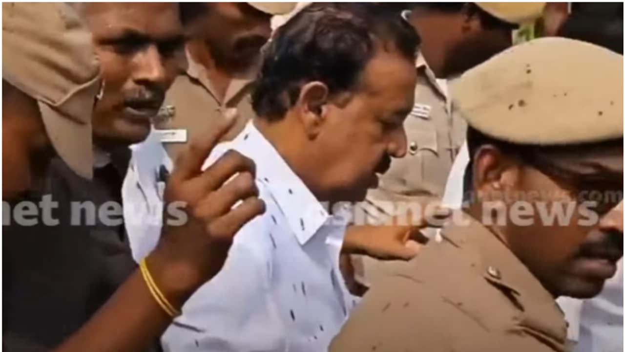 മഴക്കെടുതി വിലയിരുത്താനെത്തിയ മന്ത്രി പൊന്മുടിക്ക് നേരെ ചെളിയേറ്; പരിഗണന ചെന്നൈയ്ക്ക് മാത്രമെന്ന് പരാതി