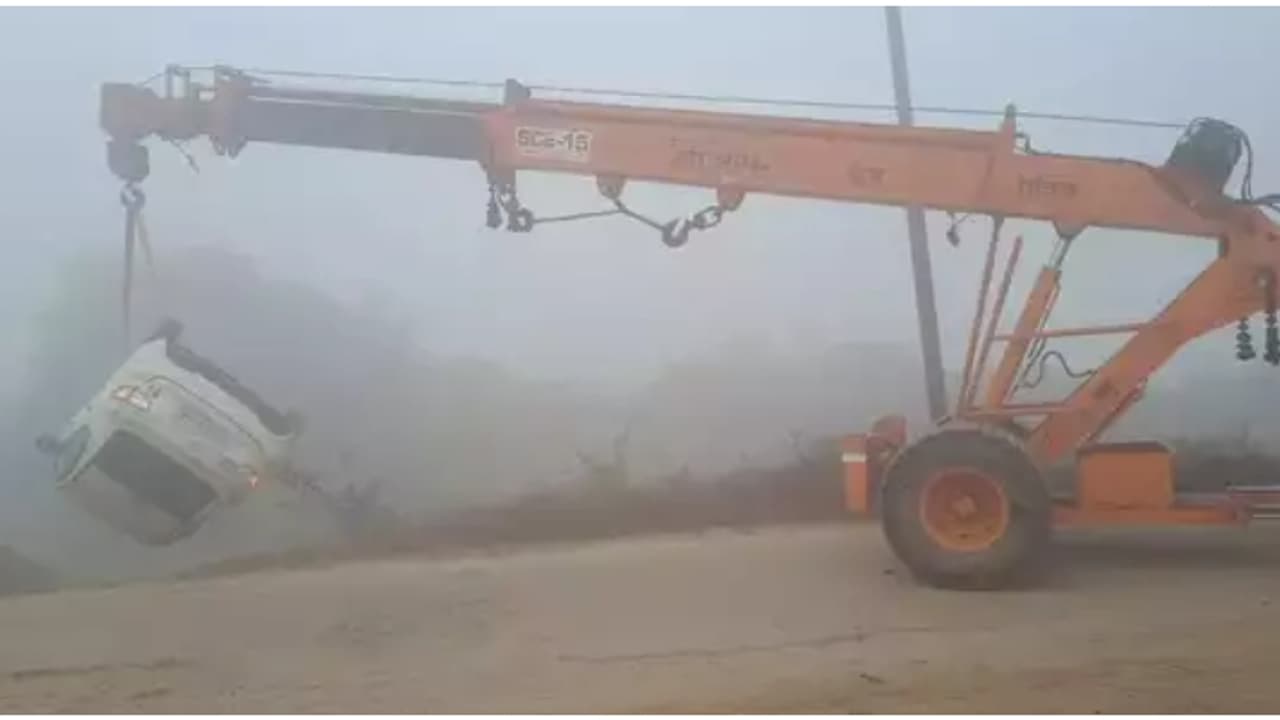 ഗൂഗിൾ മാപ്പ് കാണിച്ച വഴിയേ പോയി; ഇങ്ങനെയൊന്ന് കരുതിയില്ല, കാര് പോയി വീണത് കനാലിൽ; 3 യാത്രക്കാർ രക്ഷപ്പെട്ടു ഗൂഗിൾ മാപ്പ് കാണിച്ച വഴിയേ പോയി; ഇങ്ങനെയൊന്ന് കരുതിയില്ല, കാര് പോയി വീണത് കനാലിൽ; 3 യാത്രക്കാർ രക്ഷപ്പെട്ടു