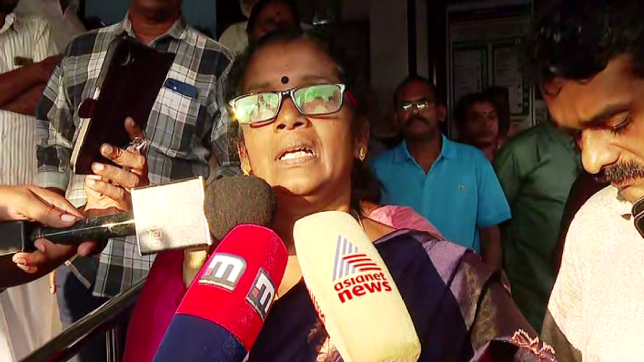 പന്തളം നഗരസഭയിൽ ബിജെപിക്ക് ഭരണം നഷ്ടം? അധ്യക്ഷയും ഉപാധ്യക്ഷയും രാജിവെച്ചു; ആഘോഷിച്ച് എൽഡിഎഫും യുഡിഎഫും പന്തളം നഗരസഭയിൽ ബിജെപിക്ക് ഭരണം നഷ്ടം? അധ്യക്ഷയും ഉപാധ്യക്ഷയും രാജിവെച്ചു; ആഘോഷിച്ച് എൽഡിഎഫും യുഡിഎഫും