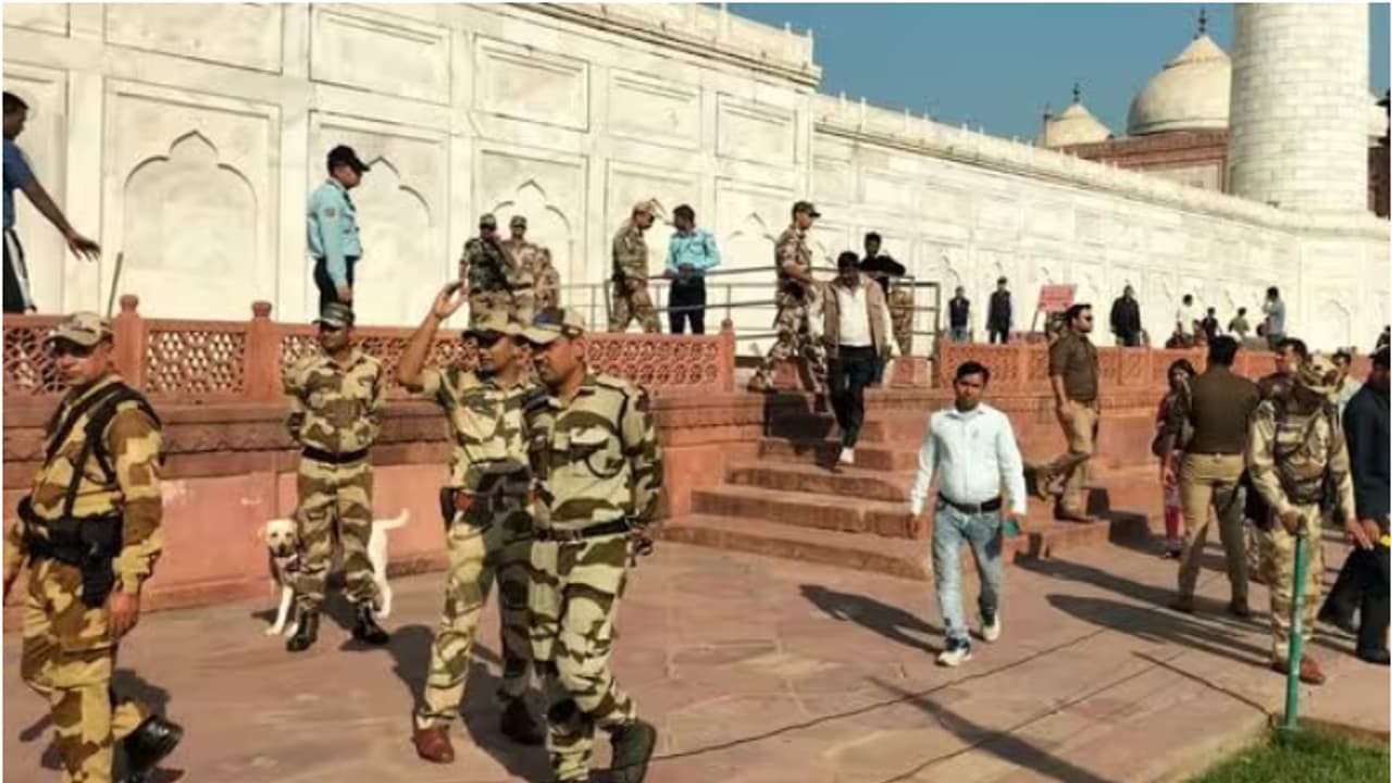 താജ്മഹൽ തകർക്കുമെന്ന് സന്ദേശം; പരിസരത്ത് പരിശോധന ശക്തമാക്കി ബോംബ് സ്കോഡ്, അന്വേഷണംനടക്കുകയാണെന്ന് പൊലീസ് താജ്മഹൽ തകർക്കുമെന്ന് സന്ദേശം; പരിസരത്ത് പരിശോധന ശക്തമാക്കി ബോംബ് സ്കോഡ്, അന്വേഷണംനടക്കുകയാണെന്ന് പൊലീസ്