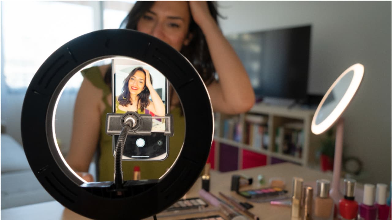 വിസിറ്റ് വിസയിലെത്തുന്ന ഇൻഫ്ലുവൻസർമാർക്ക് കർശന നിർദ്ദേശം; ലൈസൻസില്ലാതെ പരസ്യത്തിൽ അഭിനയിക്കാനാകില്ലെന്ന് സൗദി