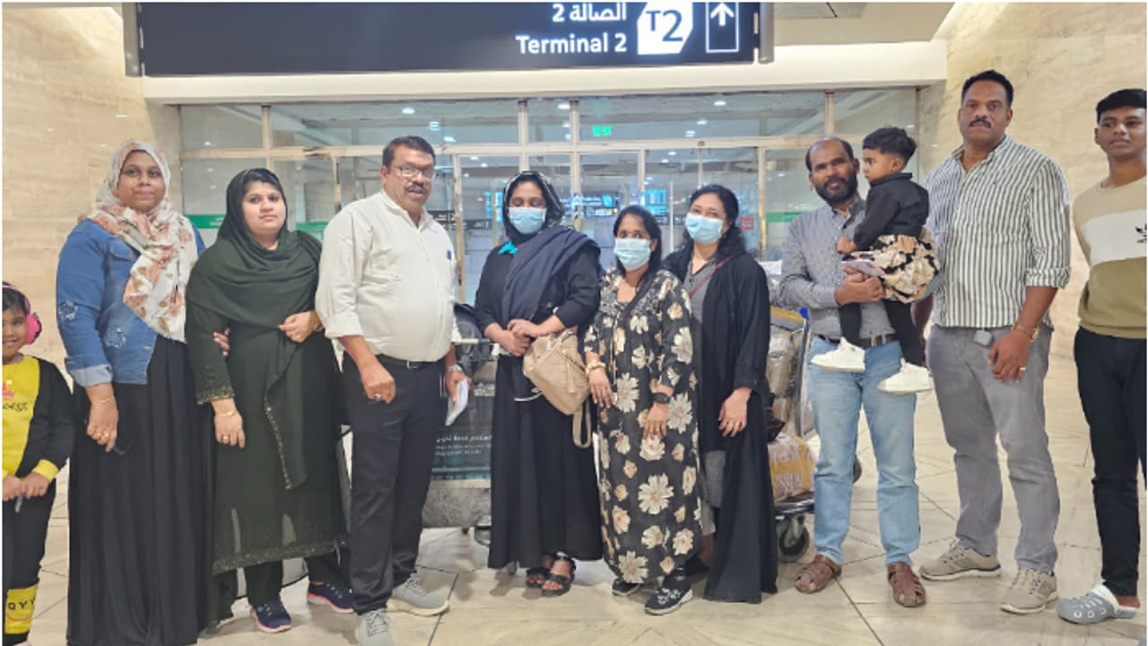 ശമ്പള കുടിശ്ശിക കൈപ്പറ്റിയെന്ന് കമ്പനിയുടെ വാദം; ചെലവിന് പോലും വകയില്ലാതെ ദുരിതത്തിലായ 3 മലയാളികൾ നാട്ടിലേക്ക് ശമ്പള കുടിശ്ശിക കൈപ്പറ്റിയെന്ന് കമ്പനിയുടെ വാദം; ചെലവിന് പോലും വകയില്ലാതെ ദുരിതത്തിലായ 3 മലയാളികൾ നാട്ടിലേക്ക്