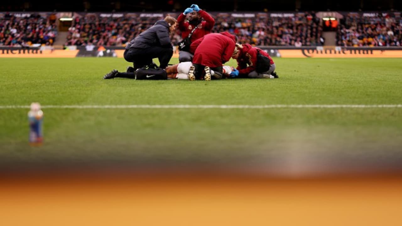 Why do super fit, young athletes keep collapsing on pitch? Experts might have the answer Why do super fit, young athletes keep collapsing on pitch? Experts might have the answer