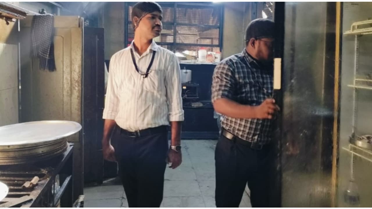 രാവിലെ 8 മണിക്ക് തുടങ്ങി, ഹോട്ടലുകളിൽ ഭക്ഷ്യസുരക്ഷ വകുപ്പിന്റെ മിന്നൽ പരിശോധന; രണ്ട് സ്ഥാപനങ്ങൾ അടച്ചു പൂട്ടി രാവിലെ 8 മണിക്ക് തുടങ്ങി, ഹോട്ടലുകളിൽ ഭക്ഷ്യസുരക്ഷ വകുപ്പിന്റെ മിന്നൽ പരിശോധന; രണ്ട് സ്ഥാപനങ്ങൾ അടച്ചു പൂട്ടി