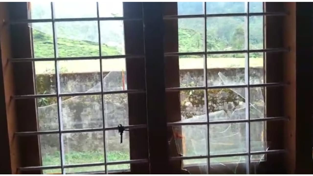 അംഗന്വാടിയുടെ ജനല് ചില്ലുകള് തകര്ത്ത് സാമൂഹിക വിരുദ്ധര്; സംഭവം നടന്നത് അവധി ദിവസം അംഗന്വാടിയുടെ ജനല് ചില്ലുകള് തകര്ത്ത് സാമൂഹിക വിരുദ്ധര്; സംഭവം നടന്നത് അവധി ദിവസം