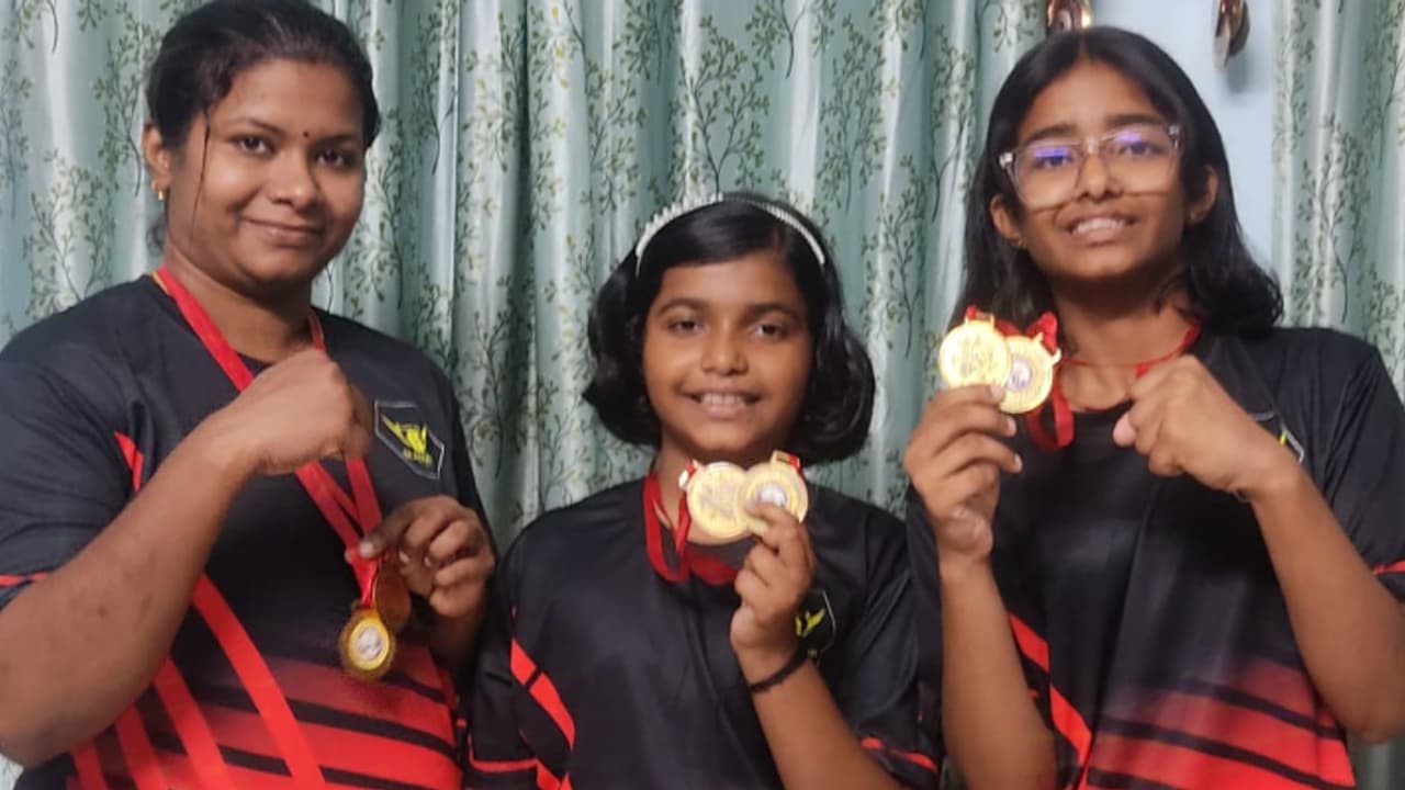 'അമ്മക്കൊപ്പം മക്കളും ബലം പിടിച്ചു, വിട്ടുകൊടുത്തില്ല'; പഞ്ചഗുസ്തിയിൽ സ്വർണം സ്വന്തമാക്കി അമ്മയും മക്കളും!