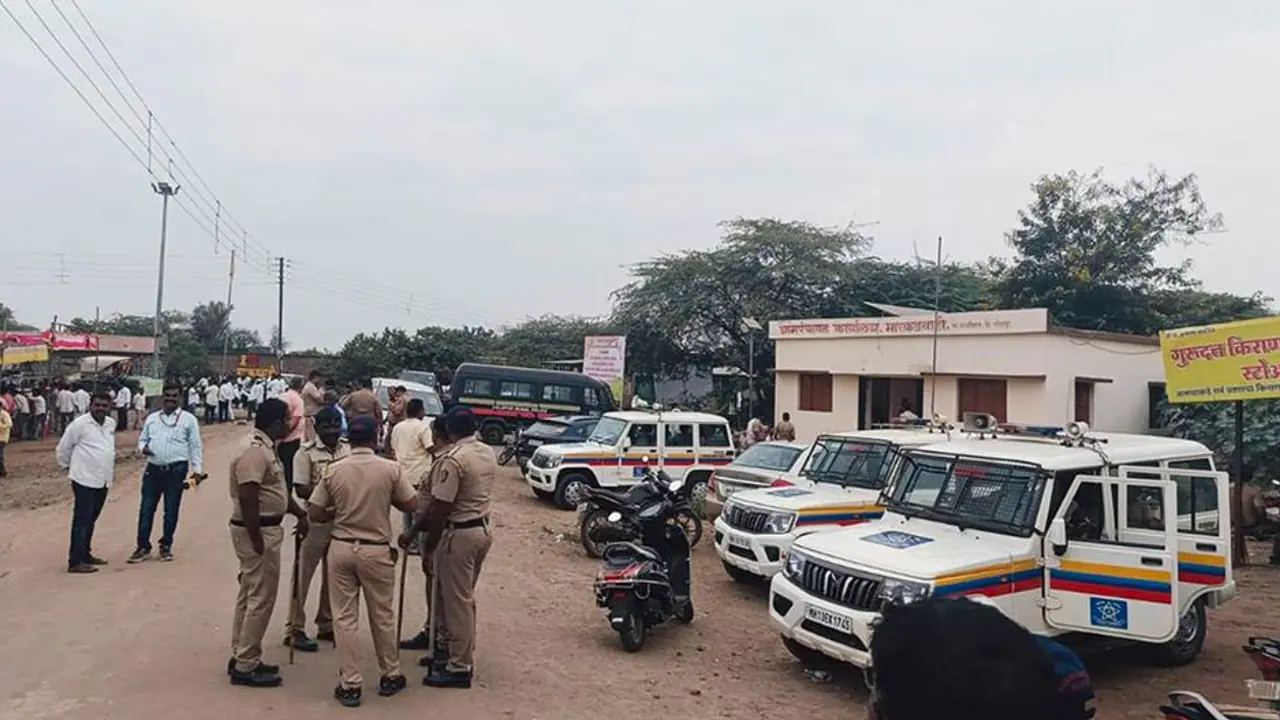 ಮಹಾರಾಷ್ಟ್ರ: ಮತ್ತೆ ಬ್ಯಾಲೆಟ್ ಮೂಲಕ ಮರು ಮತದಾನಕ್ಕೆ ಮುಂದಾದ ಗ್ರಾಮಸ್ಥರಿಗೆ ಪೊಲೀಸರ ತಡೆ ಮಹಾರಾಷ್ಟ್ರ: ಮತ್ತೆ ಬ್ಯಾಲೆಟ್ ಮೂಲಕ ಮರು ಮತದಾನಕ್ಕೆ ಮುಂದಾದ ಗ್ರಾಮಸ್ಥರಿಗೆ ಪೊಲೀಸರ ತಡೆ