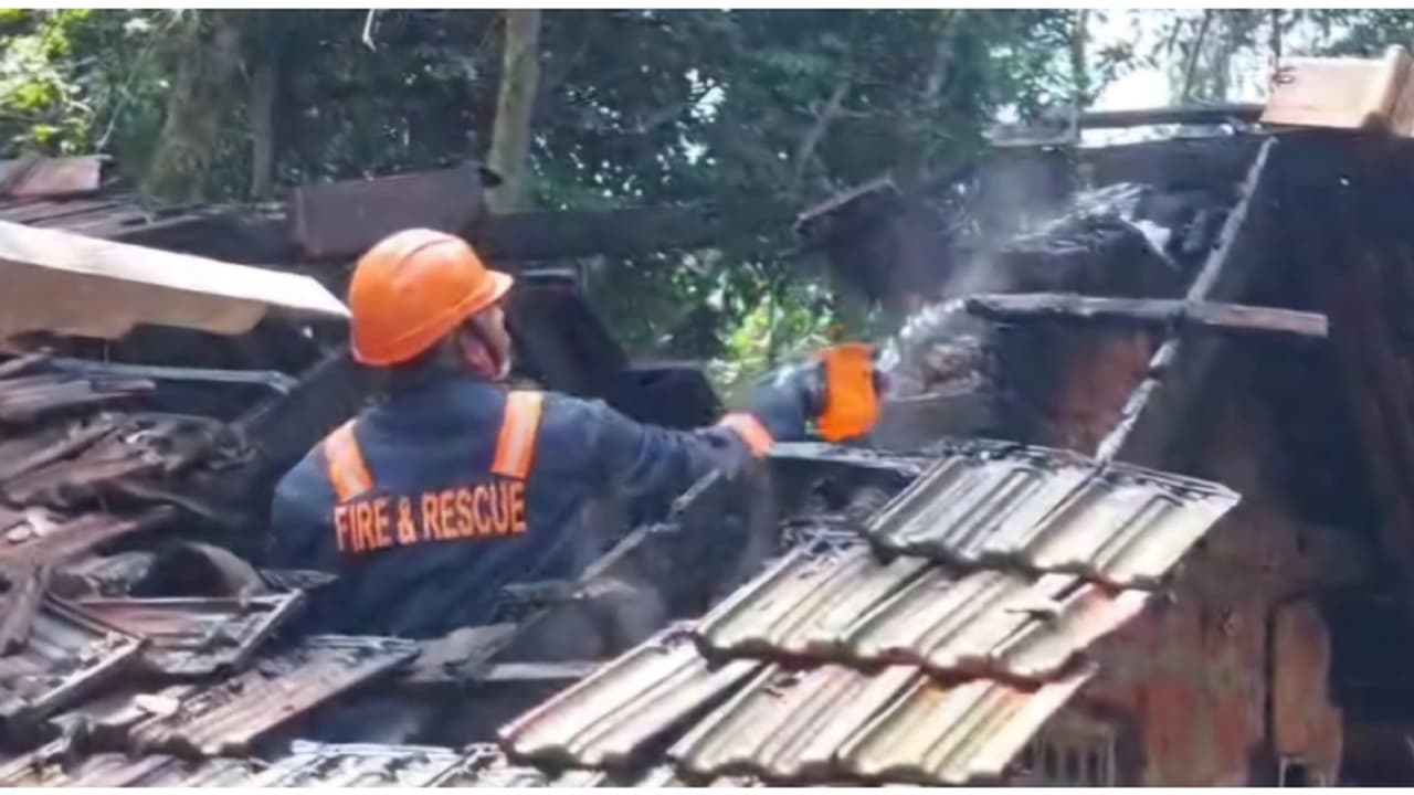 അതി ദരിദ്രരുടെ പട്ടികയിലുള്ള വയോധികയുടെ വീട് കത്തി നശിച്ചു അതി ദരിദ്രരുടെ പട്ടികയിലുള്ള വയോധികയുടെ വീട് കത്തി നശിച്ചു