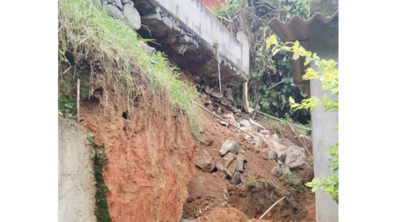 വീടിന് സമീപം സംരക്ഷണ ഭിത്തി നിർമിക്കുന്നതിനിടെ മണ്തിട്ട ഇടിഞ്ഞുവീണ് രണ്ട് പേർക്ക് പരിക്ക് വീടിന് സമീപം സംരക്ഷണ ഭിത്തി നിർമിക്കുന്നതിനിടെ മണ്തിട്ട ഇടിഞ്ഞുവീണ് രണ്ട് പേർക്ക് പരിക്ക്