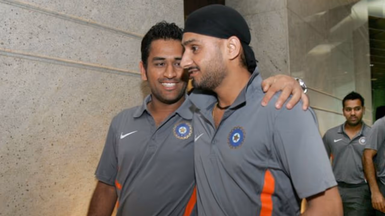 'കഴിഞ്ഞ 10 വർഷമായി അവനോട് സംസാരിച്ചിട്ടില്ല', ധോണിയുമായുള്ള ബന്ധത്തെക്കുറിച്ച് തുറന്നു പറഞ്ഞ് ഹര്ഭജന് സിംഗ് 'കഴിഞ്ഞ 10 വർഷമായി അവനോട് സംസാരിച്ചിട്ടില്ല', ധോണിയുമായുള്ള ബന്ധത്തെക്കുറിച്ച് തുറന്നു പറഞ്ഞ് ഹര്ഭജന് സിംഗ്