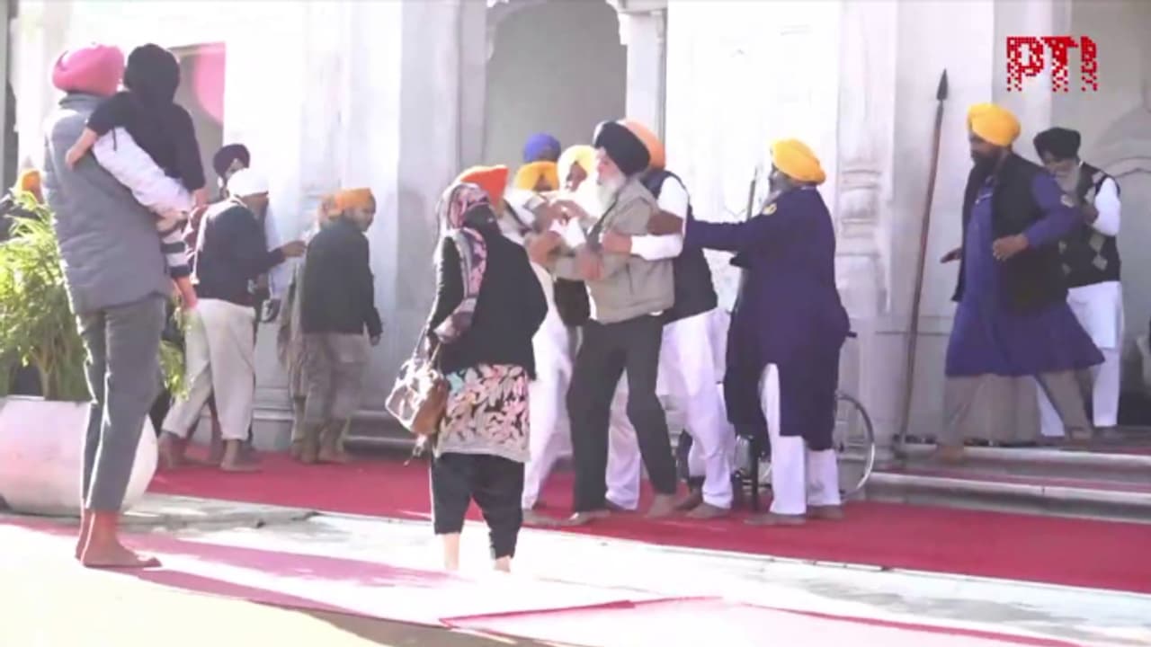 അകാലിദള് നേതാവ് സുഖ്ബീര് സിങ് ബാദലിനുനേരെ വധശ്രമം; വെടിയുതിര്ത്തത് സുവര്ണ ക്ഷേത്രത്തിനുള്ളിൽ വെച്ച് അകാലിദള് നേതാവ് സുഖ്ബീര് സിങ് ബാദലിനുനേരെ വധശ്രമം; വെടിയുതിര്ത്തത് സുവര്ണ ക്ഷേത്രത്തിനുള്ളിൽ വെച്ച്