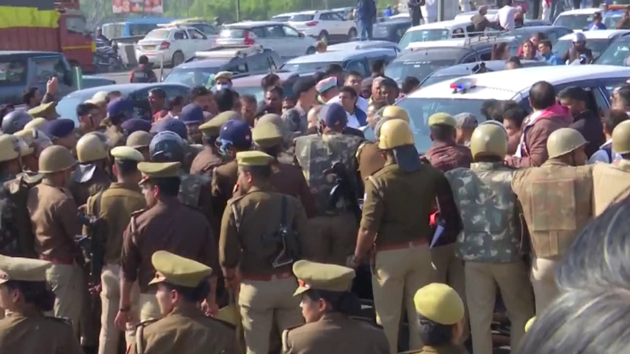 Rahul Gandhi, Priyanka Gandhi Vadra, on way to Sambhal, stopped; traffic snarls at UP border