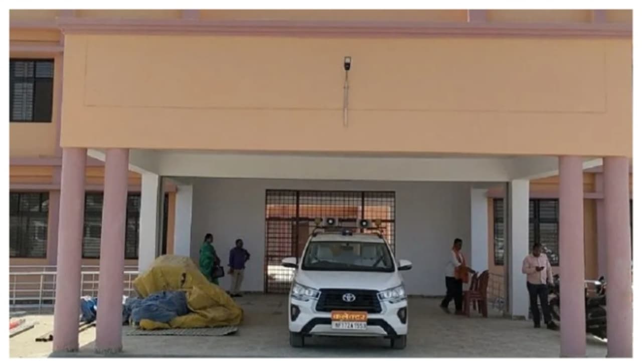 അധ്യാപകൻ ലീവെടുത്തത് വിദ്യാർഥി മരിച്ചെന്ന് പറഞ്ഞ്; പരാതിയുമായി കുട്ടിയുടെ അച്ഛനെത്തി; പിന്നാലെ നടപടി അധ്യാപകൻ ലീവെടുത്തത് വിദ്യാർഥി മരിച്ചെന്ന് പറഞ്ഞ്; പരാതിയുമായി കുട്ടിയുടെ അച്ഛനെത്തി; പിന്നാലെ നടപടി