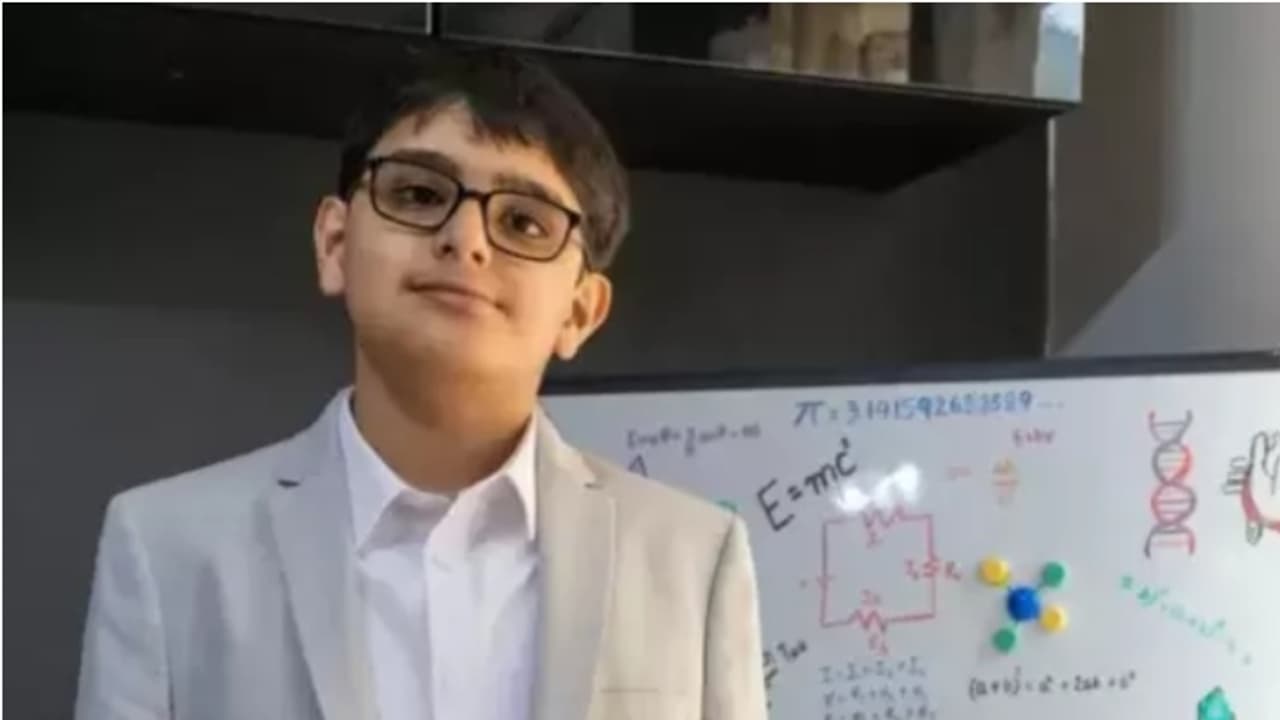 ഐക്യുവില് ഐൻസ്റ്റൈനെയും സ്റ്റീഫൻ ഹോക്കിംഗിനെയും കടത്തിവെട്ടി 10 വയസുകാരനായ ഇന്ത്യന് വംശജന് ഐക്യുവില് ഐൻസ്റ്റൈനെയും സ്റ്റീഫൻ ഹോക്കിംഗിനെയും കടത്തിവെട്ടി 10 വയസുകാരനായ ഇന്ത്യന് വംശജന്