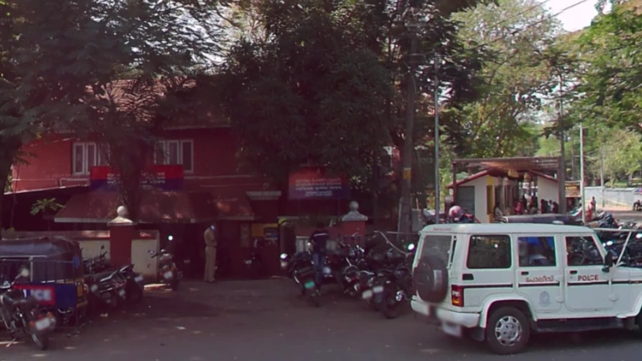 ഗുണ്ടാ ലിസ്റ്റിലെ പ്രതിയുടെ അച്ഛനോട് കൈക്കൂലി വാങ്ങി; തിരുവനന്തപുരത്ത് പൊലീസുകാരന് സർവീസിൽ നിന്ന് സസ്പെൻഷൻ ഗുണ്ടാ ലിസ്റ്റിലെ പ്രതിയുടെ അച്ഛനോട് കൈക്കൂലി വാങ്ങി; തിരുവനന്തപുരത്ത് പൊലീസുകാരന് സർവീസിൽ നിന്ന് സസ്പെൻഷൻ