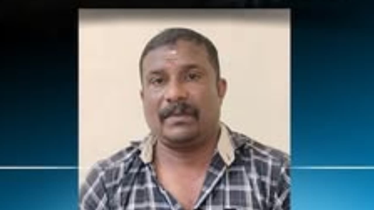 സ്കൂട്ടറിൽ കറങ്ങി നടന്ന് വിൽപ്പന, 44കാരൻ അറസ്റ്റിൽ; പിടികൂടിയത് 15.5 ലിറ്റർ ഇന്ത്യൻ നിർമ്മിത വിദേശ മദ്യം സ്കൂട്ടറിൽ കറങ്ങി നടന്ന് വിൽപ്പന, 44കാരൻ അറസ്റ്റിൽ; പിടികൂടിയത് 15.5 ലിറ്റർ ഇന്ത്യൻ നിർമ്മിത വിദേശ മദ്യം