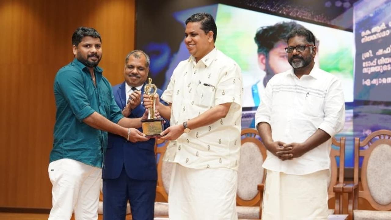 നിയമസഭാ മാധ്യമ പുരസ്കാരങ്ങൾ സമ്മാനിച്ചു, ഗൗരിയമ്മ പുരസ്കാരം ഏഷ്യാനെറ്റ് ന്യൂസിലെ ഷഫീഖാൻ ഏറ്റുവാങ്ങി നിയമസഭാ മാധ്യമ പുരസ്കാരങ്ങൾ സമ്മാനിച്ചു, ഗൗരിയമ്മ പുരസ്കാരം ഏഷ്യാനെറ്റ് ന്യൂസിലെ ഷഫീഖാൻ ഏറ്റുവാങ്ങി