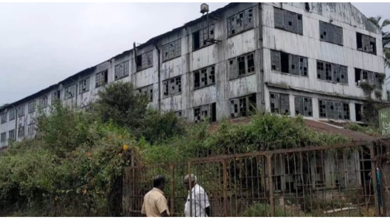 രണ്ട് വ്യാഴവട്ടം, 24 വർഷങ്ങൾക്കിപ്പുറം തൊഴിലാളികളുടെ അവസാന പ്രതീക്ഷയും കഴിഞ്ഞു! ടീ ഫാക്ടറികൾ പൊളിക്കൽ തുടങ്ങി