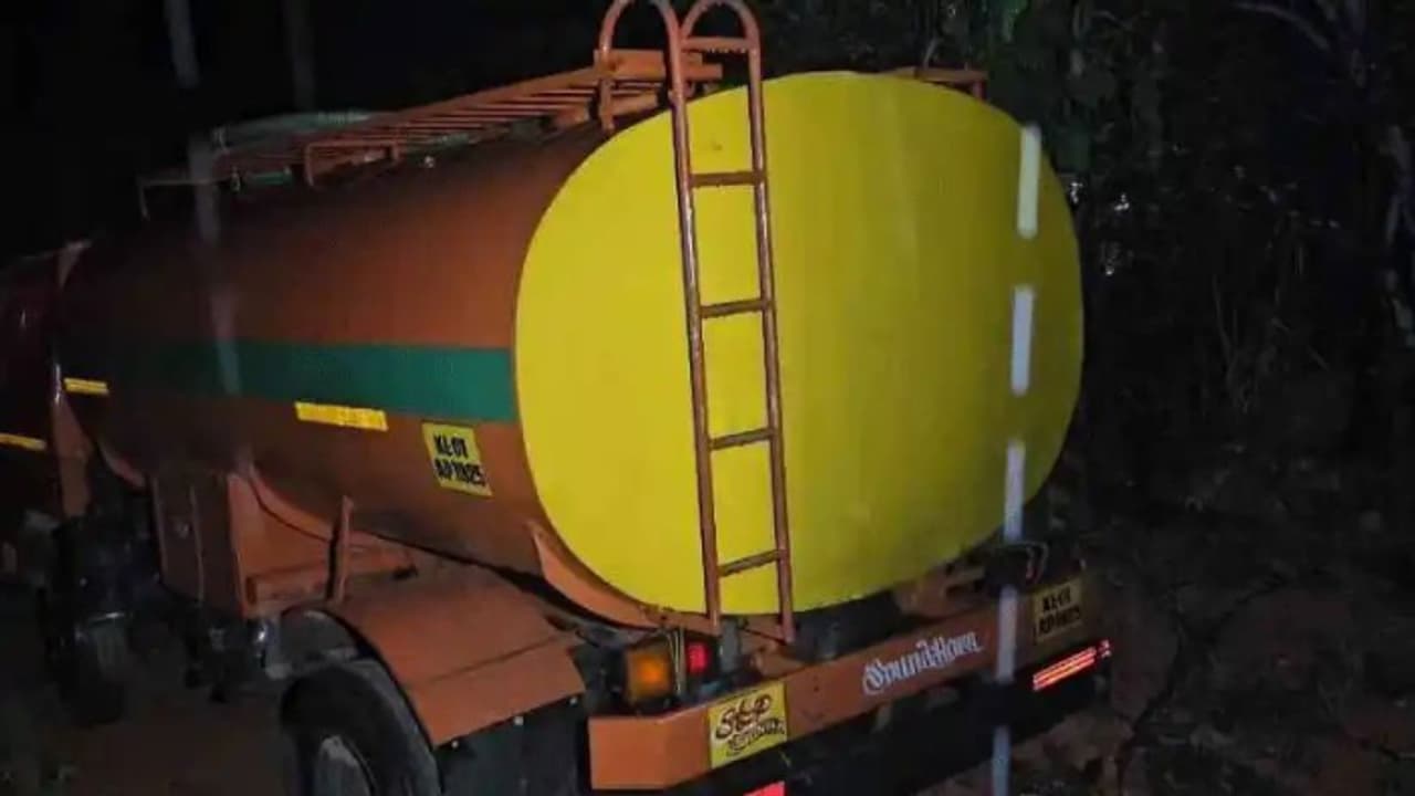 മുന്നിലും പിന്നിലും 2 രജിസ്ട്രേഷൻ നമ്പർ, നാട്ടുകാർ വിട്ടില്ല സ്കൂളിനരികെ കക്കൂസ് മാലിന്യം തള്ളിയ ലോറി പിടികൂടി