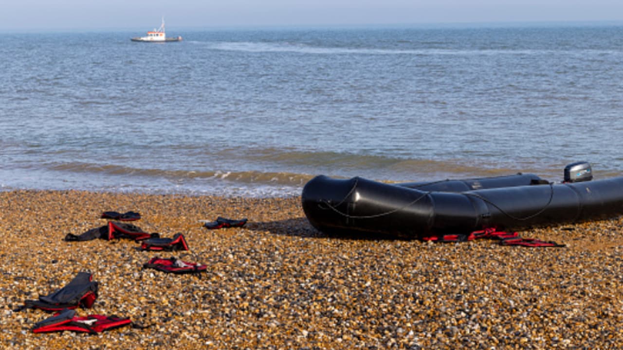 ബ്രിട്ടനിലേക്ക് എത്താൻ ശ്രമം, ചെറുബോട്ട് മണൽത്തിട്ടയിൽ ഉറച്ച്, കുടിയേറ്റക്കാരെ രക്ഷിച്ച് ഫ്രെഞ്ച് നാവിക സേന 