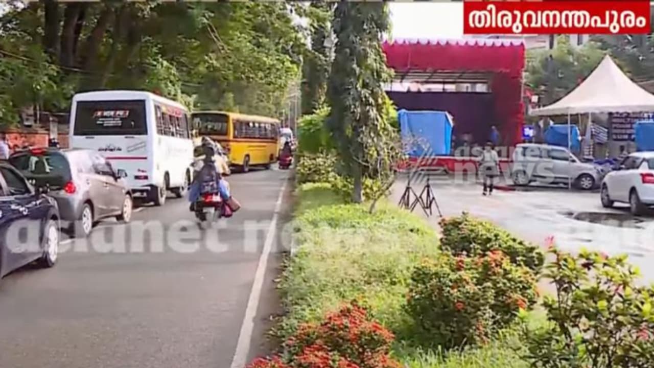 കോടതി ഉത്തരവ് കോടതിക്ക് മുന്നിൽ ലംഘിച്ച് സിപിഎം; പാളയം ഏരിയാ സമ്മേളന സ്റ്റേജ് റോഡിൽ; വൻ ഗതാഗതക്കുരുക്ക് കോടതി ഉത്തരവ് കോടതിക്ക് മുന്നിൽ ലംഘിച്ച് സിപിഎം; പാളയം ഏരിയാ സമ്മേളന സ്റ്റേജ് റോഡിൽ; വൻ ഗതാഗതക്കുരുക്ക്