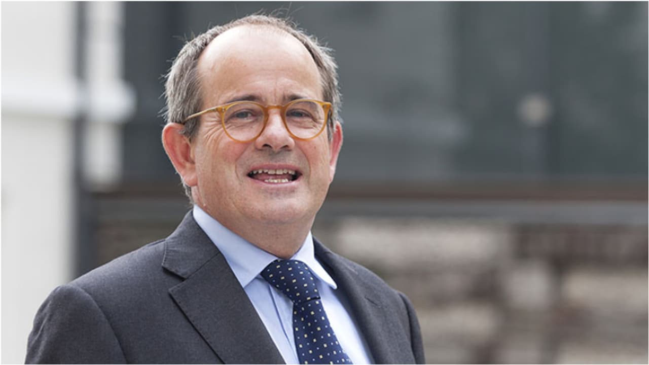 25കാരിയായ ഇന്ത്യൻ യുവതിയുമായി പ്രണയ ബന്ധമെന്ന് ഭാര്യയുടെ ആരോപണം; ബക്കിങ് ഹാം സർവകലാശാല വിസിയെ സസ്പെൻഡ് ചെയ്തു