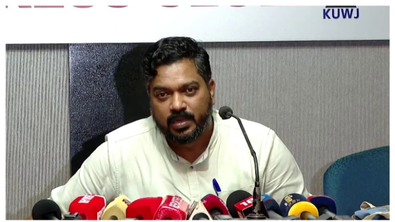 യൂത്ത് കോൺ​​ഗ്രസ് മുൻ നേതാവ് എകെ ഷാനിബ് ഡിവൈഎഫ്ഐയിലേക്ക്; കോൺ​ഗ്രസ് വിട്ടത് ഉപതെരഞ്ഞെടുപ്പിന് മുമ്പ്