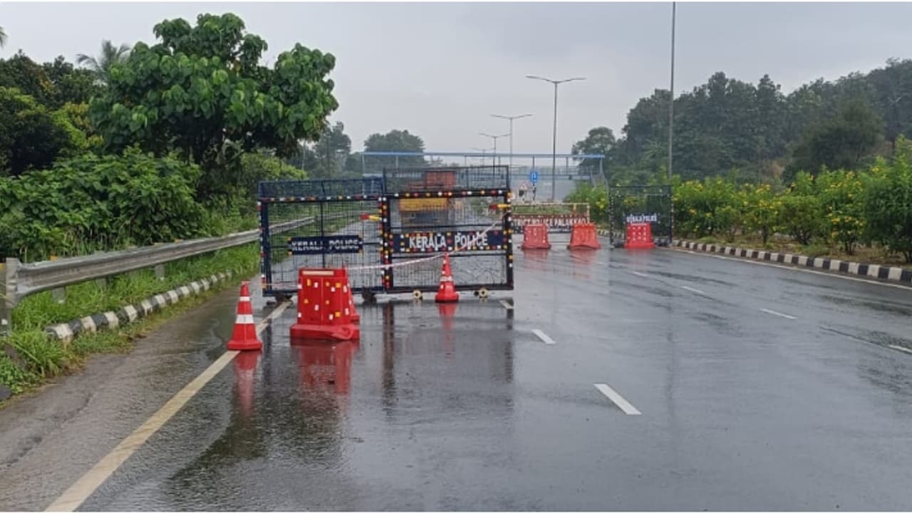 മണ്ണുത്തി വടക്കഞ്ചേരി ദേശീയ പാതയിലെ യൂടേണില് വാഹനാപകടം പതിവ്, ഒഴിവാക്കാൻ പൊലീസിന്റെ വക 'ബാരിക്കേഡ്' മണ്ണുത്തി വടക്കഞ്ചേരി ദേശീയ പാതയിലെ യൂടേണില് വാഹനാപകടം പതിവ്, ഒഴിവാക്കാൻ പൊലീസിന്റെ വക 'ബാരിക്കേഡ്'