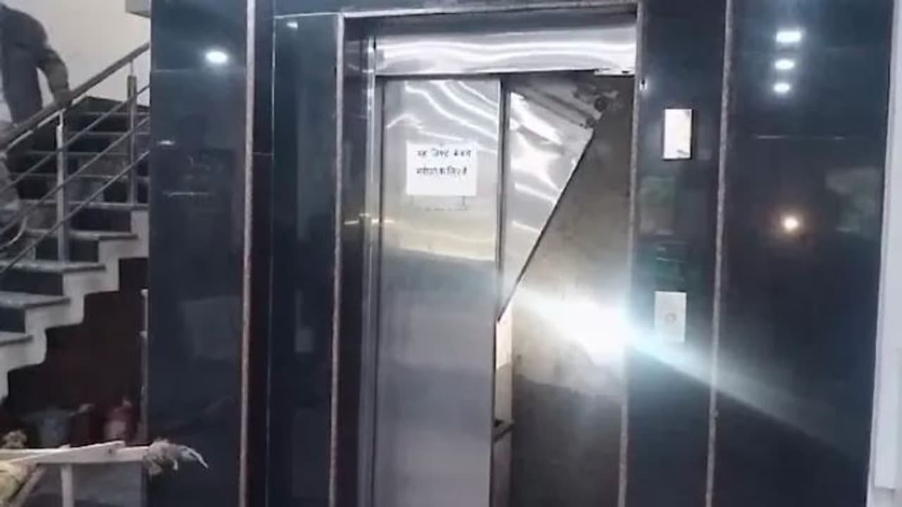 ಆಸ್ಪತ್ರೆಯಲ್ಲಿ ಲಿಫ್ಟ್ ಕುಸಿದು ಬಿದ್ದು ಆಗಷ್ಟೇ ಮಗುವಿಗೆ ಜನ್ಮ ನೀಡಿದ್ದ ಅಮ್ಮ ಸಾವು ಆಸ್ಪತ್ರೆಯಲ್ಲಿ ಲಿಫ್ಟ್ ಕುಸಿದು ಬಿದ್ದು ಆಗಷ್ಟೇ ಮಗುವಿಗೆ ಜನ್ಮ ನೀಡಿದ್ದ ಅಮ್ಮ ಸಾವು