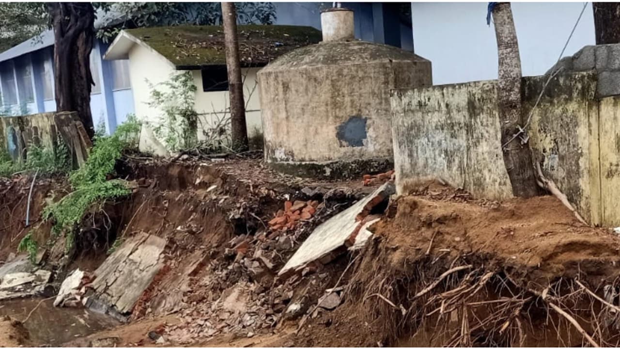 സ്കൂളിൻ്റെ മതിലാണ്, ആദ്യം ദേശീയപാത നിര്മാണത്തിന് വെട്ടിമുറിച്ചു, പിന്നാലെ കാന നിര്മാണവും; ദുരിതം തുടരുന്നു സ്കൂളിൻ്റെ മതിലാണ്, ആദ്യം ദേശീയപാത നിര്മാണത്തിന് വെട്ടിമുറിച്ചു, പിന്നാലെ കാന നിര്മാണവും; ദുരിതം തുടരുന്നു