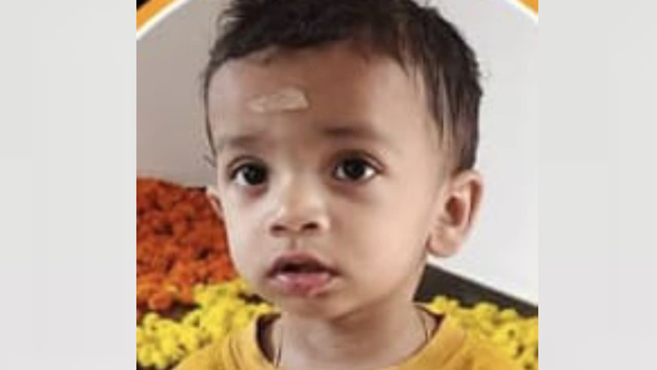 രാത്രി മുത്തച്ഛനൊപ്പം റോഡ് മുറിച്ച് കടക്കുന്നതിനിടെ മൂന്ന് വയസുകാരന് ബൈക്കിടിച്ച് മരിച്ചു രാത്രി മുത്തച്ഛനൊപ്പം റോഡ് മുറിച്ച് കടക്കുന്നതിനിടെ മൂന്ന് വയസുകാരന് ബൈക്കിടിച്ച് മരിച്ചു