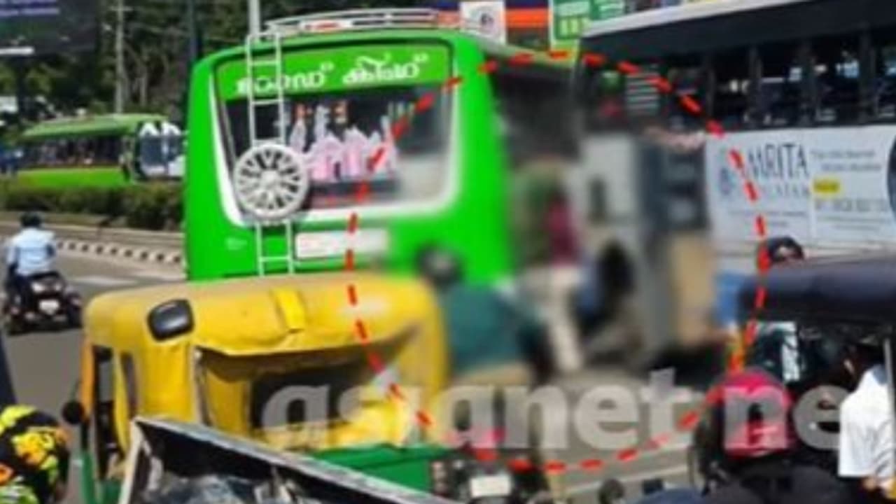 മുന്നോട്ടെടുത്ത കെഎസ്ആർടിസി ബസിനെ ഓവർടേക്ക് ചെയ്ത് സ്വകാര്യ ബസ്; ഇടയിൽപ്പെട്ട് ഞെരുങ്ങി യുവാവിന് ദാരുണാന്ത്യം