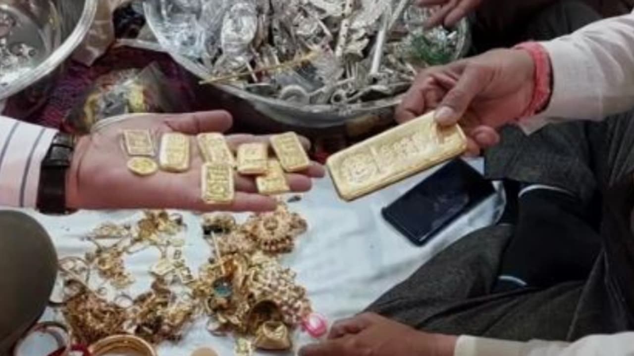 '1 കിലോയുടെ സ്വർണ ബിസ്കറ്റ്, വെള്ളി തോക്ക്, കൈവിലങ്ങ്, 23 കോടി'; ഭണ്ഡാരം തുറന്നപ്പോൾ ഞെട്ടി, റെക്കോർഡ് സംഭാവന! '1 കിലോയുടെ സ്വർണ ബിസ്കറ്റ്, വെള്ളി തോക്ക്, കൈവിലങ്ങ്, 23 കോടി'; ഭണ്ഡാരം തുറന്നപ്പോൾ ഞെട്ടി, റെക്കോർഡ് സംഭാവന!