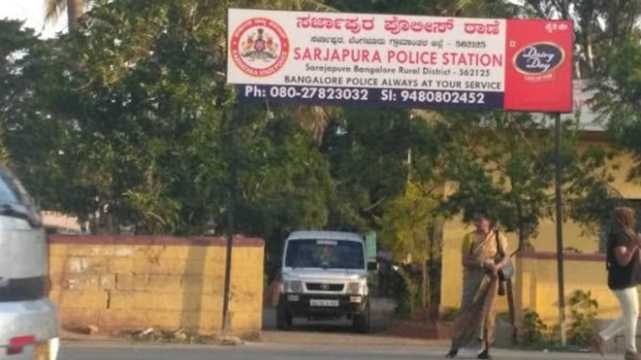 ഓടയിൽ നിന്ന് ദുർഗന്ധം വമിക്കുന്നത് കണ്ട് നാട്ടുകാർ പരിശോധിച്ചപ്പോൾ 22കാരിയുടെ മൃതദേഹം; ഭർത്താവ് അറസ്റ്റിൽ ഓടയിൽ നിന്ന് ദുർഗന്ധം വമിക്കുന്നത് കണ്ട് നാട്ടുകാർ പരിശോധിച്ചപ്പോൾ 22കാരിയുടെ മൃതദേഹം; ഭർത്താവ് അറസ്റ്റിൽ