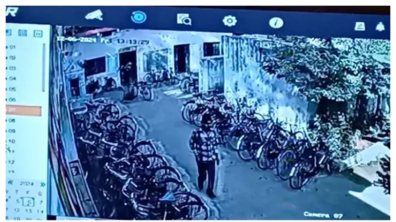 പ്രധാനാധ്യാപകനെ വെടിവെച്ച് കൊലപ്പെടുത്തി ; അധ്യാപകന്റെ ബൈക്കുമായി രക്ഷപ്പെട്ട് പ്ലസ് ടു വിദ്യാര്ത്ഥി പ്രധാനാധ്യാപകനെ വെടിവെച്ച് കൊലപ്പെടുത്തി ; അധ്യാപകന്റെ ബൈക്കുമായി രക്ഷപ്പെട്ട് പ്ലസ് ടു വിദ്യാര്ത്ഥി