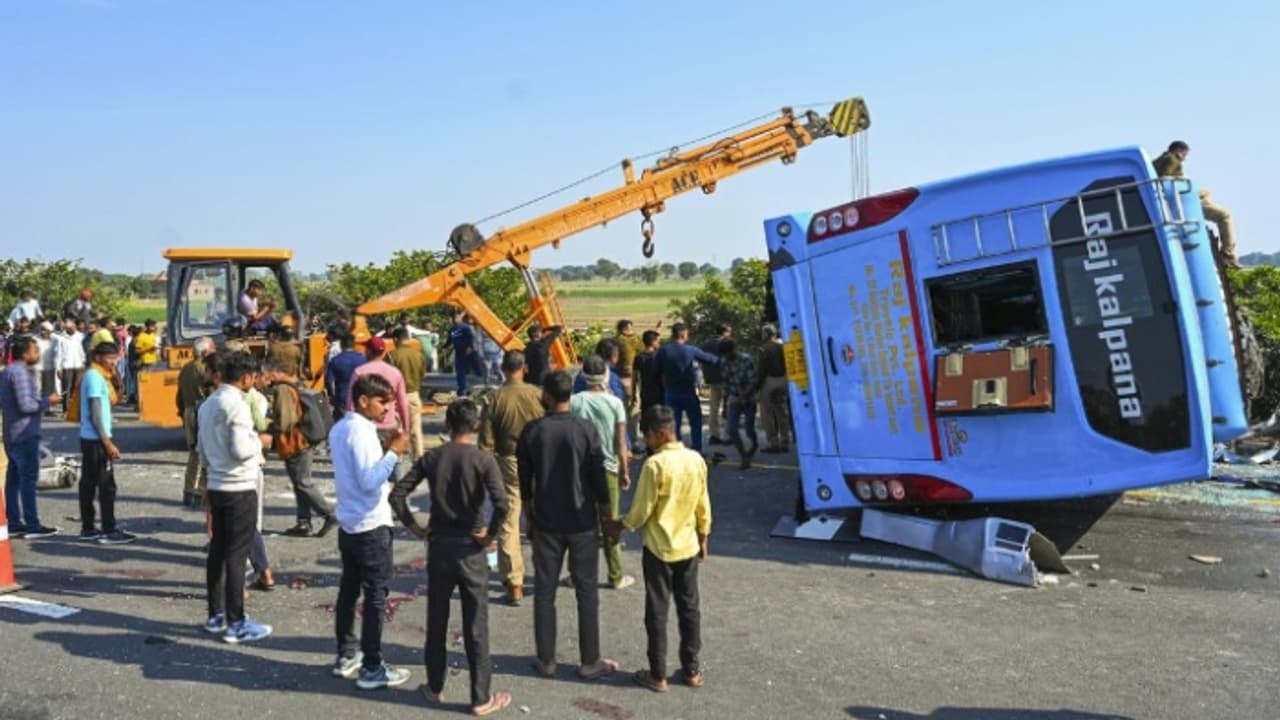 എക്സ്പ്രസ് ഹൈവേയിൽ ബസും ടാങ്കർ ലോറിയും കൂട്ടിയിടിച്ച് എട്ട് പേർ മരിച്ചു, 40 പേർക്ക് പരിക്ക് എക്സ്പ്രസ് ഹൈവേയിൽ ബസും ടാങ്കർ ലോറിയും കൂട്ടിയിടിച്ച് എട്ട് പേർ മരിച്ചു, 40 പേർക്ക് പരിക്ക്