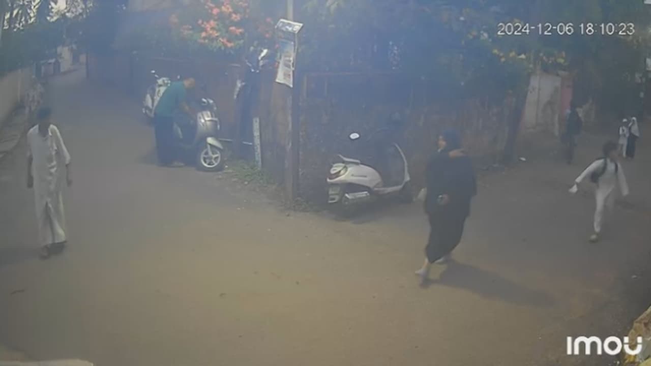 കണ്ണൂരിൽ വീണ്ടും തെരുവ് നായ ആക്രമണം; കുട്ടികൾ ഉൾപ്പെടെ ഏഴ് പേർക്ക് കടിയേറ്റു കണ്ണൂരിൽ വീണ്ടും തെരുവ് നായ ആക്രമണം; കുട്ടികൾ ഉൾപ്പെടെ ഏഴ് പേർക്ക് കടിയേറ്റു