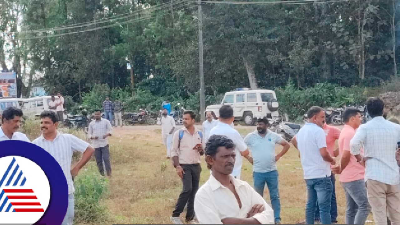 ವಿವಾದಿತ ಸ್ಥಳದಲ್ಲಿ ಶವಸಂಸ್ಕಾರದ ವೇಳೆ ಹೈಡ್ರಾಮಾ : ಶವದ ಗುಂಡಿಗೆ ಇಳಿದು ಗ್ರಾ.ಪಂ. ಮಾಜಿ ಅಧ್ಯಕ್ಷೆ ಪ್ರತಿಭಟನೆ ವಿವಾದಿತ ಸ್ಥಳದಲ್ಲಿ ಶವಸಂಸ್ಕಾರದ ವೇಳೆ ಹೈಡ್ರಾಮಾ : ಶವದ ಗುಂಡಿಗೆ ಇಳಿದು ಗ್ರಾ.ಪಂ. ಮಾಜಿ ಅಧ್ಯಕ್ಷೆ ಪ್ರತಿಭಟನೆ