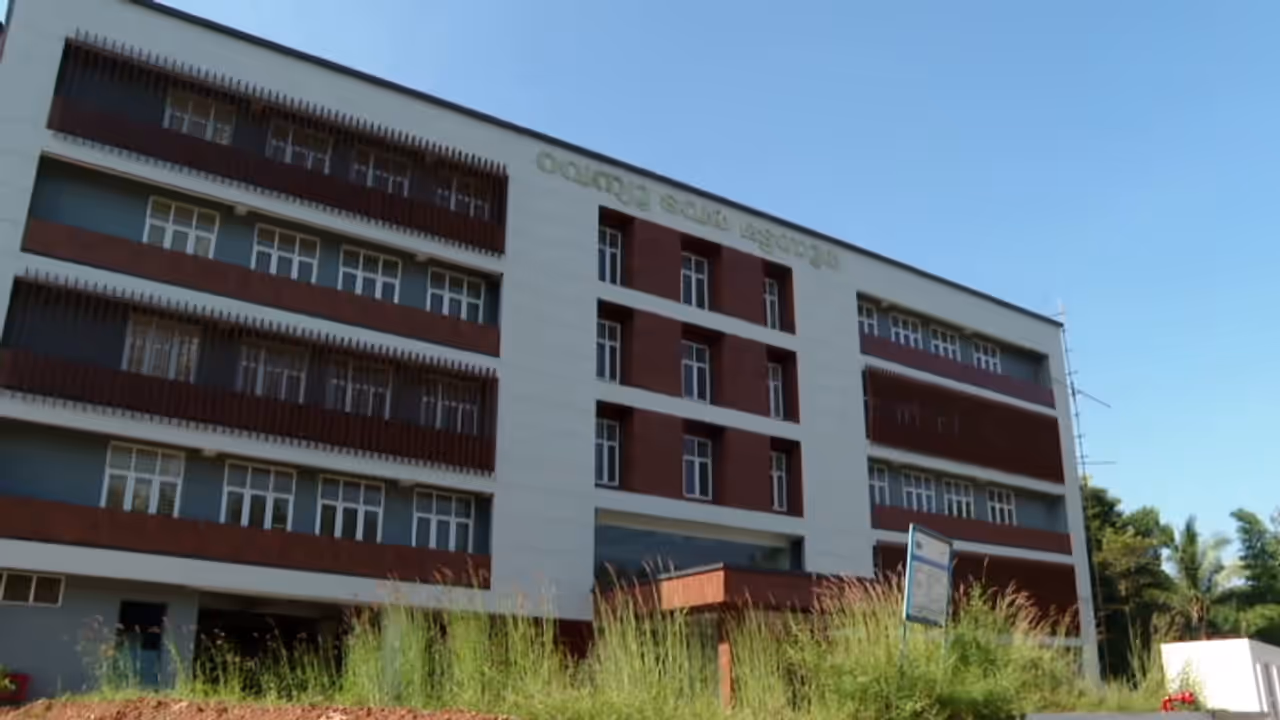 ഉദ്ഘാടനം ചെയ്തിട്ട് 10 മാസം, മട്ടന്നൂരിൽ നോക്കുകുത്തിയായി അഞ്ച് നില കെട്ടിടം; വൈകുന്നത് 18 കോടി ചെലവായ നിർമിതി ഉദ്ഘാടനം ചെയ്തിട്ട് 10 മാസം, മട്ടന്നൂരിൽ നോക്കുകുത്തിയായി അഞ്ച് നില കെട്ടിടം; വൈകുന്നത് 18 കോടി ചെലവായ നിർമിതി