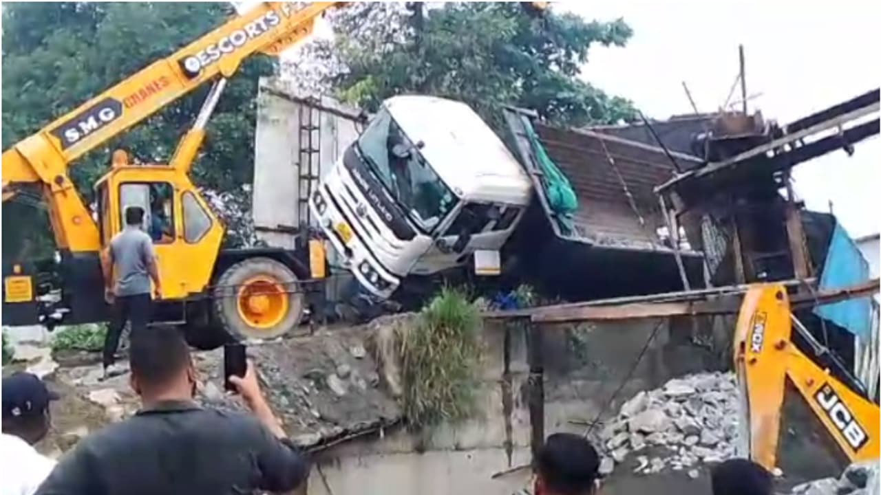 ലോഡ് കയറ്റുന്നതിനിടെ ടോറസ് ലോറി ചരിഞ്ഞു; വാഹനത്തിനടിയിൽപെട്ട് ഡ്രൈവർക്ക് ദാരുണാന്ത്യം ലോഡ് കയറ്റുന്നതിനിടെ ടോറസ് ലോറി ചരിഞ്ഞു; വാഹനത്തിനടിയിൽപെട്ട് ഡ്രൈവർക്ക് ദാരുണാന്ത്യം